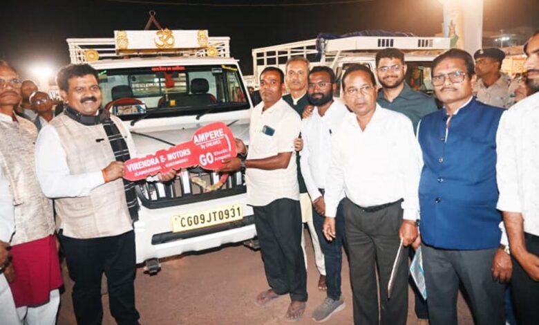 रायपुर : उपमुख्यमंत्री विजय शर्मा ने पीएम मत्स्य संपदा योजना के तहत मत्स्यपालकों को पिकअप वाहन की सौंपी चाबी रायपुर : उपमुख्यमंत्री विजय शर्मा ने पीएम मत्स्य संपदा योजना के तहत मत्स्यपालकों को पिकअप वाहन की सौंपी चाबी