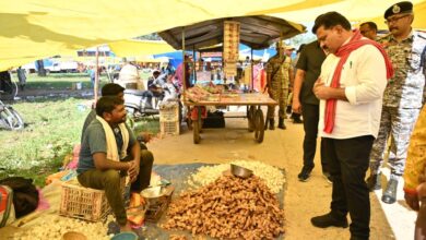 उपमुख्यमंत्री विजय शर्मा पहुंचे गीदम के साप्ताहिक बाजार,स्थानीय ग्रामीणों ने नक्सल भय से मुक्ति पर जताया आभार