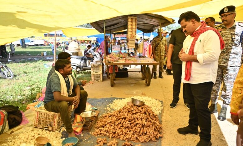 उपमुख्यमंत्री विजय शर्मा पहुंचे गीदम के साप्ताहिक बाजार,स्थानीय ग्रामीणों ने नक्सल भय से मुक्ति पर जताया आभार