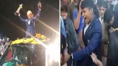 World Champion क्रांति का भव्य स्वागत! क्रिकेट के शुरुआती मैदान पर माथा टेका और माटी चूमा