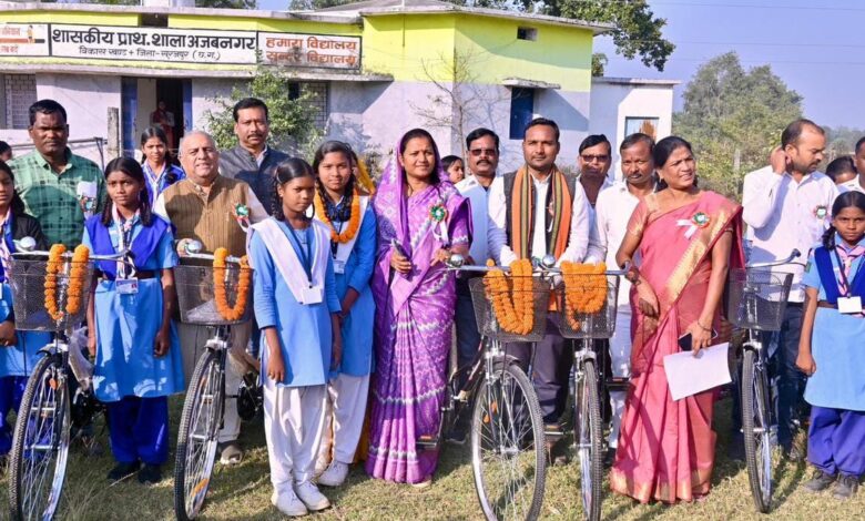 मंत्री श्रीमती लक्ष्मी राजवाड़े ने अजबनगर में सायकल वितरण कर विद्यार्थियों को किया प्रोत्साहित… मंत्री श्रीमती लक्ष्मी राजवाड़े ने अजबनगर में सायकल वितरण कर विद्यार्थियों को किया प्रोत्साहित…