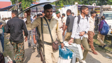 बिहार चुनाव: पहले चरण के लिए EVM मतदान एजेंटों को सौंपी गई