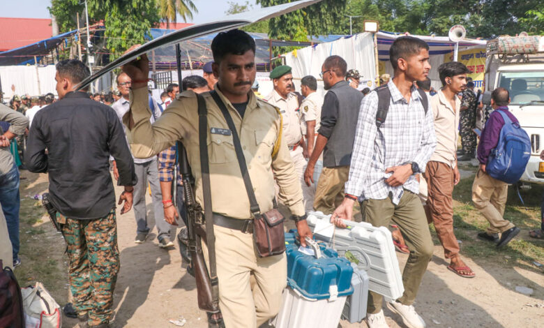 बिहार चुनाव: पहले चरण के लिए EVM मतदान एजेंटों को सौंपी गई