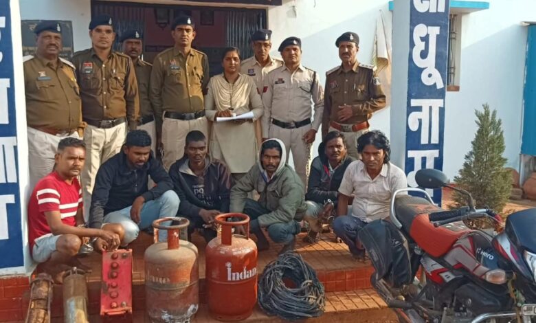 थाना हथबंद क्षेत्र में चोरी एवं लूट की घटनाओं को अंजाम देने वाले 06 आरोपियों को किया गया गिरफ्तार