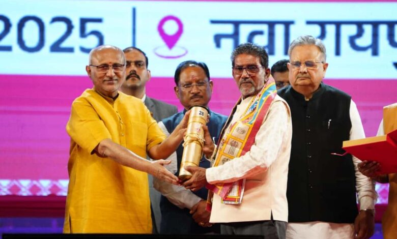 छत्तीसगढ रजत महोत्सव-2025 : उप राष्ट्रपति सीपी राधाकृष्णन ने छत्तीसगढ़ के 34 अलंकरण से 37 विभूतियों एवं 4 संस्थाओं को किया सम्मानित…. छत्तीसगढ रजत महोत्सव-2025 : उप राष्ट्रपति सीपी राधाकृष्णन ने छत्तीसगढ़ के 34 अलंकरण से 37 विभूतियों एवं 4 संस्थाओं को किया सम्मानित….