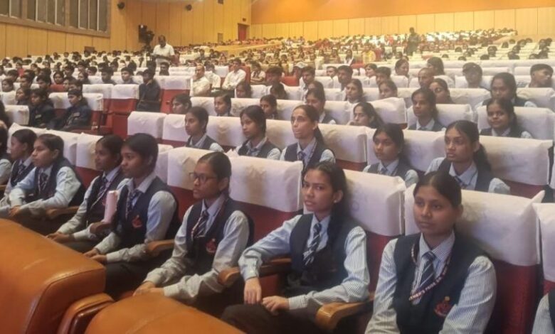 सूर्यकिरण एरोबैटिक टीम ने बच्चों से की मुलाकात, दी प्रेरणा – बढ़ाया उत्साह सूर्यकिरण एरोबैटिक टीम ने बच्चों से की मुलाकात, दी प्रेरणा – बढ़ाया उत्साह