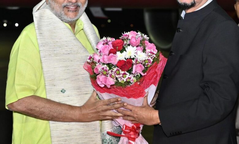 उपराष्ट्रपति सी. पी. राधाकृष्णन का राज्यपाल रमेन डेका और मुख्यमंत्री विष्णुदेव साय ने स्वामी विवेकानंद विमानतल पर किया आत्मीय स्वागत उपराष्ट्रपति सी. पी. राधाकृष्णन का राज्यपाल रमेन डेका और मुख्यमंत्री विष्णुदेव साय ने स्वामी विवेकानंद विमानतल पर किया आत्मीय स्वागत