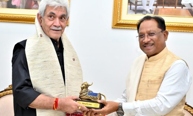 मुख्यमंत्री से जम्मू-कश्मीर के उपराज्यपाल  मनोज सिन्हा ने की सौजन्य मुलाकात