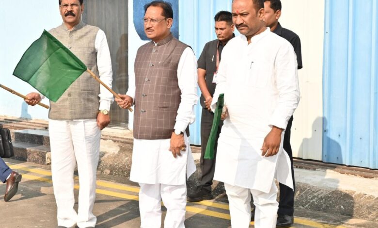 मुख्यमंत्री ने स्टेट हैंगर से विमान परिचालन सेवा का किया शुभारंभ मुख्यमंत्री ने स्टेट हैंगर से विमान परिचालन सेवा का किया शुभारंभ