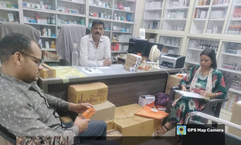 खाद्य एवं औषधि प्रशासन की टीम ने मेडिकल स्टोर्स एवं फार्मेसी का किया निरीक्षण। खाद्य एवं औषधि प्रशासन की टीम ने मेडिकल स्टोर्स एवं फार्मेसी का किया निरीक्षण।