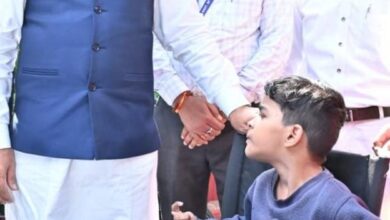 पैरों से चित्र उकेरने वाली पूनम बिटिया के जीवन में मुख्यमंत्री ने भरी नई उम्मीद — अब विशेष विद्यालय में मिलेगा शिक्षण और छात्रवृत्ति