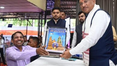 जनदर्शन में अद्भुत दृश्य—भिलाई के अंकुश देवांगन ने मुख्यमंत्री को भेंट की संगमरमर पर बनी प्रधानमंत्री नरेंद्र मोदी की सूक्ष्म प्रतिमा