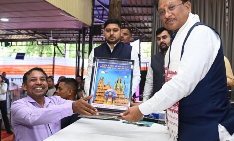 जनदर्शन में अद्भुत दृश्य—भिलाई के अंकुश देवांगन ने मुख्यमंत्री को भेंट की संगमरमर पर बनी प्रधानमंत्री नरेंद्र मोदी की सूक्ष्म प्रतिमा जनदर्शन में अद्भुत दृश्य—भिलाई के अंकुश देवांगन ने मुख्यमंत्री को भेंट की संगमरमर पर बनी प्रधानमंत्री नरेंद्र मोदी की सूक्ष्म प्रतिमा