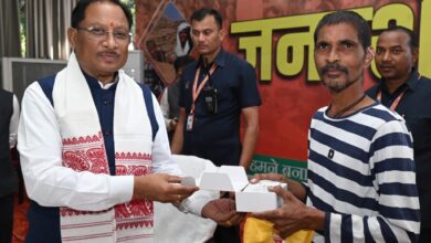 मुख्यमंत्री विष्णुदेव साय ने समझी पीड़ा, तुरंत बढ़ाया कदम –  रमन निर्मलकर को सौंपा श्रवण यंत्र