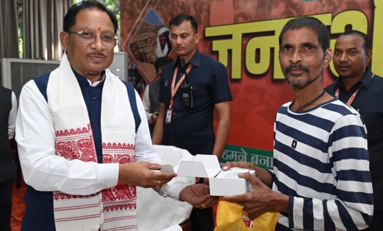 मुख्यमंत्री विष्णुदेव साय ने समझी पीड़ा, तुरंत बढ़ाया कदम –  रमन निर्मलकर को सौंपा श्रवण यंत्र