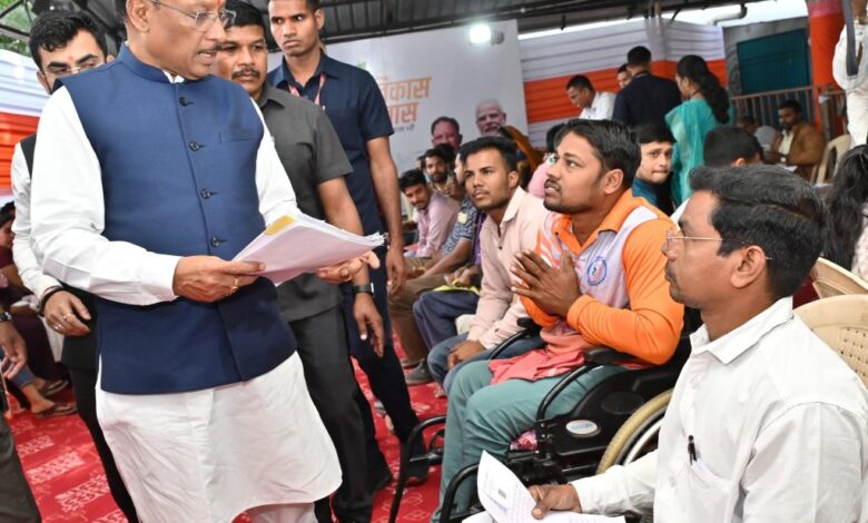 जनदर्शन: मुख्यमंत्री विष्णु देव साय ने आमजन की समस्याएँ सुनीं, मौके पर दिए त्वरित समाधान