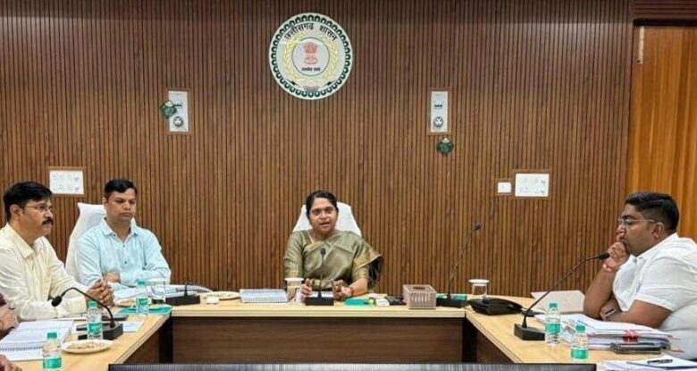 आबकारी विभाग की समीक्षा बैठक में अधिकारियों को राजस्व लक्ष्य प्राप्ति के निर्देश