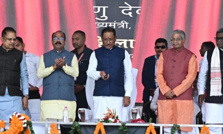 मुख्यमंत्री ने स्टेडियम में किया राजा रघुराज सिंह की प्रतिमा का अनावरण मुख्यमंत्री ने स्टेडियम में किया राजा रघुराज सिंह की प्रतिमा का अनावरण