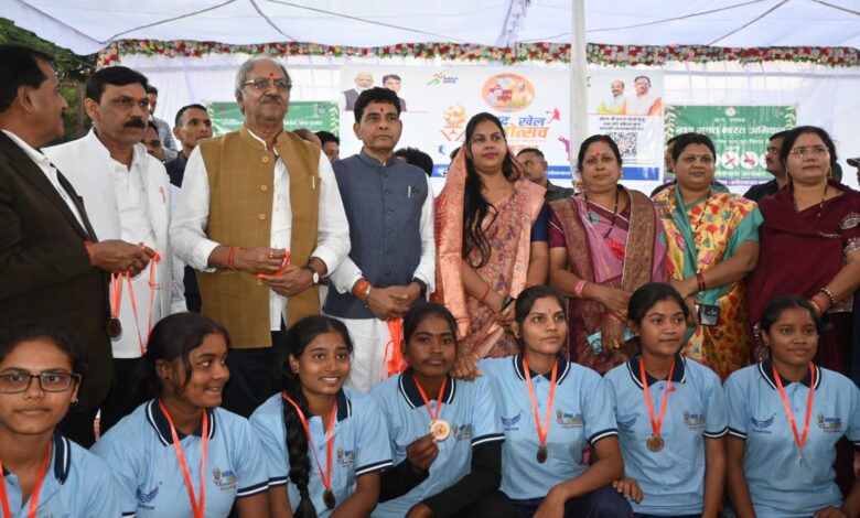 विकासखंड स्तरीय सांसद खेल महोत्सव का समापन समारोह संपन्न।  कैबिनेट मंत्री टंकराम वर्मा एवं सांसद बृजमोहन अग्रवाल हुए शामिल।