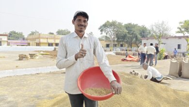 धान खरीदी में तेज़, पारदर्शी और तकनीक आधारित प्रक्रिया से किसानों में उत्साह  किसान तुंहर टोकन ऐप से मिली सुविधा और सुझावों के लिए समाधान पेटी की व्यवस्था  बेहतर और सुविधाजनक धान खरीदी के लिए किसान दिलेश्वर ध्रुव ने मुख्यमंत्री जी का जताया आभार