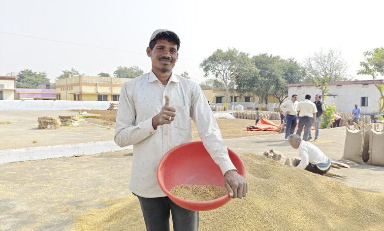 धान खरीदी में तेज़, पारदर्शी और तकनीक आधारित प्रक्रिया से किसानों में उत्साह किसान तुंहर टोकन ऐप से मिली सुविधा और सुझावों के लिए समाधान पेटी की व्यवस्था बेहतर और सुविधाजनक धान खरीदी के लिए किसान दिलेश्वर ध्रुव ने मुख्यमंत्री जी का जताया आभार धान खरीदी में तेज़, पारदर्शी और तकनीक आधारित प्रक्रिया से किसानों में उत्साह किसान तुंहर टोकन ऐप से मिली सुविधा और सुझावों के लिए समाधान पेटी की व्यवस्था बेहतर और सुविधाजनक धान खरीदी के लिए किसान दिलेश्वर ध्रुव ने मुख्यमंत्री जी का जताया आभार