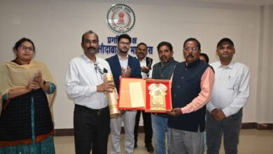 जल संचयन के क्षेत्र मे राष्ट्रीय पुरस्कार मिलने पर कलेक्टर ने समूह की महिलाओं को किया सम्मानित।