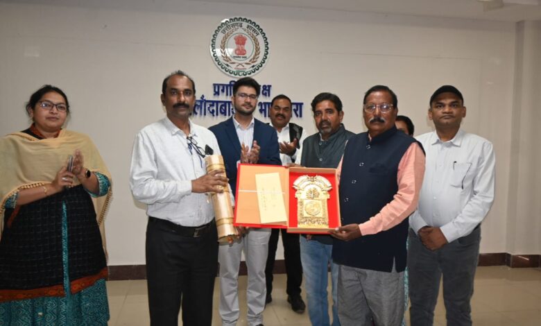 जल संचयन के क्षेत्र मे राष्ट्रीय पुरस्कार मिलने पर कलेक्टर ने समूह की महिलाओं को किया सम्मानित। जल संचयन के क्षेत्र मे राष्ट्रीय पुरस्कार मिलने पर कलेक्टर ने समूह की महिलाओं को किया सम्मानित।