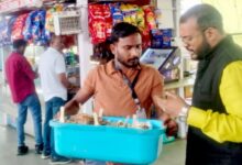 क्या शाकाहारी,क्या मांसाहारी?  रेल नीर अभी भी ₹15 में।वेंडर माफिया से लबालब इटारसी रेलवे स्टेशन