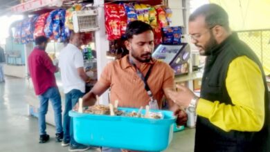 क्या शाकाहारी,क्या मांसाहारी?  रेल नीर अभी भी ₹15 में।वेंडर माफिया से लबालब इटारसी रेलवे स्टेशन