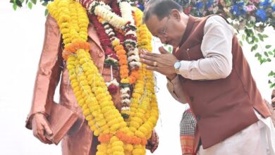 मुख्यमंत्री  विष्णुदेव साय ने संविधान दिवस के अवसर पर डॉ. भीमराव अंबेडकर की प्रतिमा पर माल्यार्पण कर किया नमन