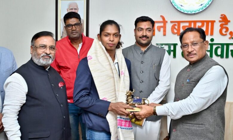 मुख्यमंत्री  साय ने महिला कबड्डी विश्व कप की स्टार खिलाड़ी संजू देवी को दी बधाई