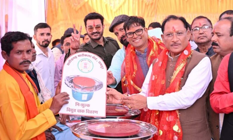 जशपुर जिले में शिल्पकारों के लिए स्थापित होगा ग्लेज़िंग यूनिट: मुख्यमंत्री विष्णु देव साय जशपुर जिले में शिल्पकारों के लिए स्थापित होगा ग्लेज़िंग यूनिट: मुख्यमंत्री विष्णु देव साय