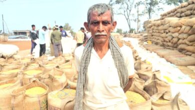 बुजुर्ग किसान  मुन्ना सिंह धान विक्रय कर बनाएँगे अपना घरआमदनी से करेंगे सपना पूरा