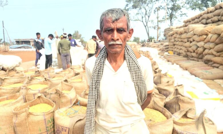 बुजुर्ग किसान मुन्ना सिंह धान विक्रय कर बनाएँगे अपना घरआमदनी से करेंगे सपना पूरा बुजुर्ग किसान मुन्ना सिंह धान विक्रय कर बनाएँगे अपना घरआमदनी से करेंगे सपना पूरा