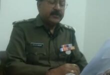 खिलचीपुर पुलिस द्वारा पुलिस दल पर पथराव करने वाले एक आरोपी को किया गिरफ्तार, दो फरार