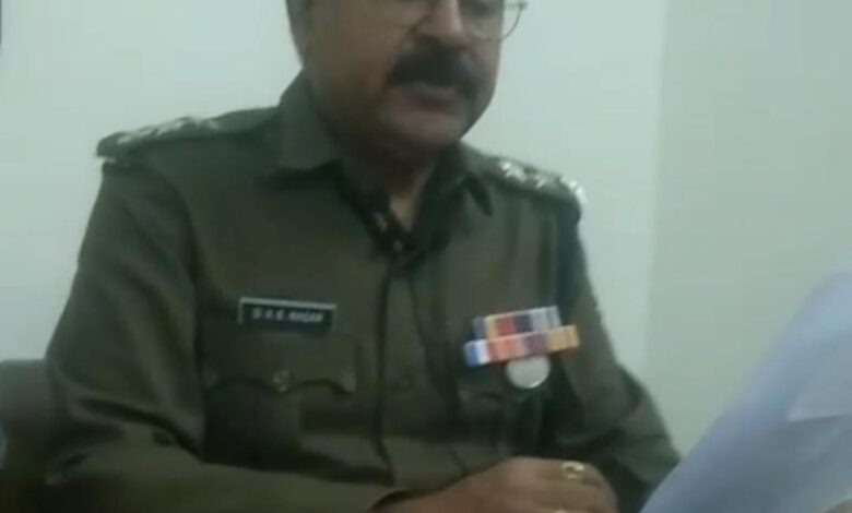 खिलचीपुर पुलिस द्वारा पुलिस दल पर पथराव करने वाले एक आरोपी को किया गिरफ्तार, दो फरार