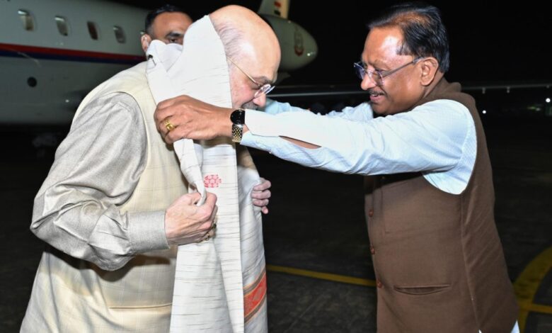 केंद्रीय गृह मंत्री अमित शाह का स्वामी विवेकानंद विमानतल पर मुख्यमंत्री  विष्णु देव साय ने किया आत्मीय स्वागत