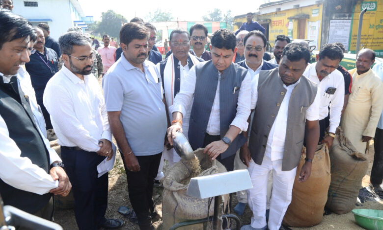 राजस्व मंत्री टंकराम वर्मा ने कांकेर जिला के मालगांव खरीदी केन्द्र में पूजा अर्चना कर धान खरीदी का किया शुभारंभ….
