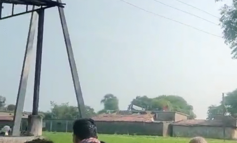 बिजली विभाग की लापरवाही के कारण एक ग्रामीण की मौत ग्रामीणों ने बिजली विभाग पर लगाए आरोप