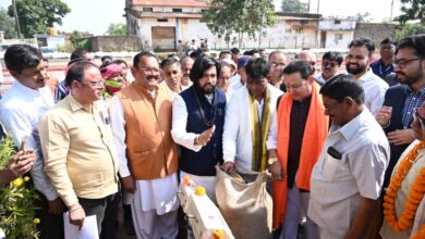 जिले मे आज से धान खरीदी शुरू, झालखम्हरिया केंद्र में कैबिनेट मंत्री खुशवंत साहेब एवं विधायक द्वय योगेश्वर राजू सिन्हा, एवं संपत अग्रवाल की उपस्थिति में हुआ शुभारंभ…..