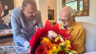 देवनानी ने पूर्व उपप्रधानमंत्री लालकृष्ण आडवाणी से की शिष्टाचार भेंट और लिया आशीर्वाद