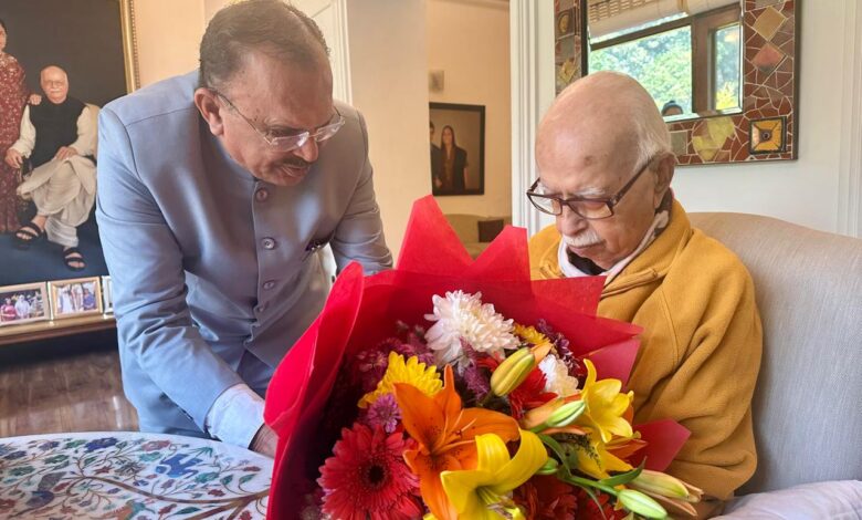 देवनानी ने पूर्व उपप्रधानमंत्री लालकृष्ण आडवाणी से की शिष्टाचार भेंट और लिया आशीर्वाद