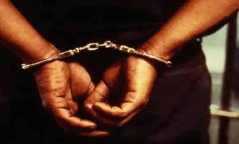 हथकड़ी सहित पुलिस हिरासत से आरोपी फरार, लापरवाही पर तीन आरक्षक निलंबित हथकड़ी सहित पुलिस हिरासत से आरोपी फरार, लापरवाही पर तीन आरक्षक निलंबित