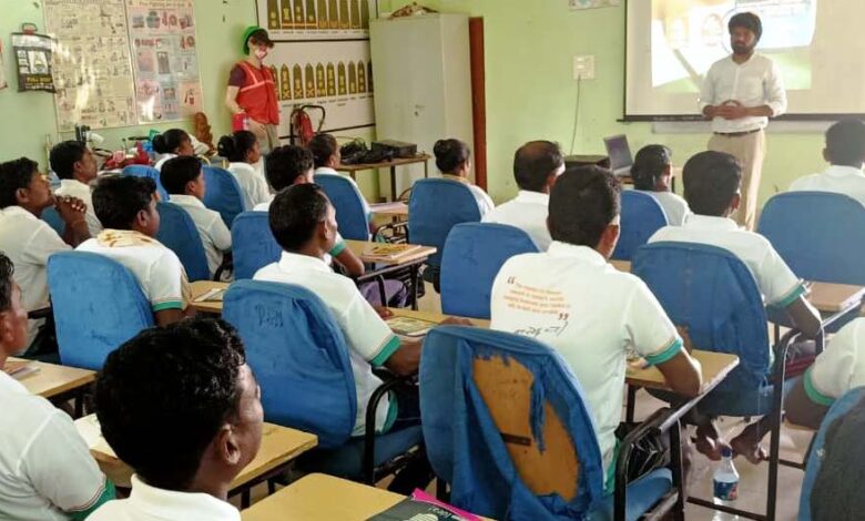 समर्पित माओवादी : वर्दी की जगह अब होटल की यूनिफॉर्म पहन कर करेंगे जिंदगी की नई शुरुआत…. समर्पित माओवादी : वर्दी की जगह अब होटल की यूनिफॉर्म पहन कर करेंगे जिंदगी की नई शुरुआत….