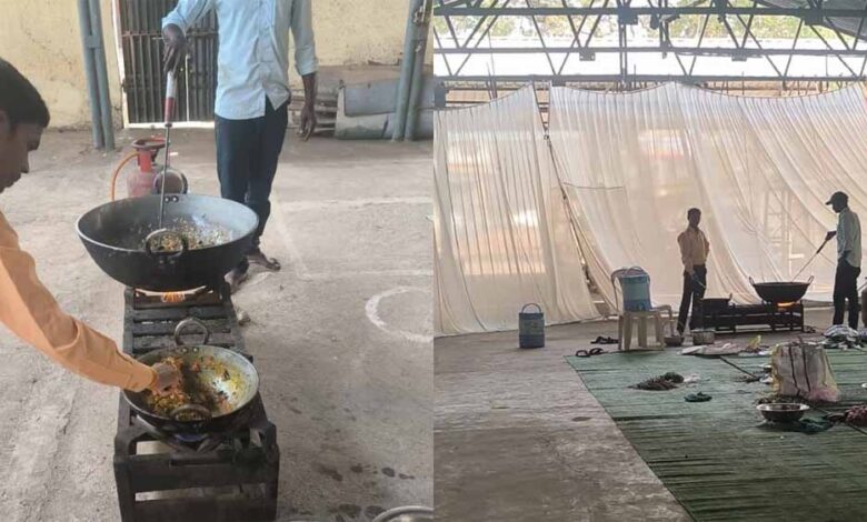 प्रमोशन का जश्न सरकारी दफ्तर में! अधिकारी ने पका डाला मुर्गा, तस्वीरें हुईं वायरल प्रमोशन का जश्न सरकारी दफ्तर में! अधिकारी ने पका डाला मुर्गा, तस्वीरें हुईं वायरल