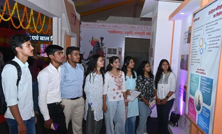 राज्योत्सव प्रदर्शनी में विद्यार्थियों ने देखा छत्तीसगढ़ का विकास सफर: युवाओं ने की छत्तीसगढ़ अंजोर विज़न 2047 की सराहना….