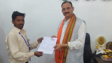 स्वास्थ्य मंत्री श्याम बिहारी जायसवाल को बीएलओ ने सौंपा ईएफ फॉर्म… स्वास्थ्य मंत्री श्याम बिहारी जायसवाल को बीएलओ ने सौंपा ईएफ फॉर्म…