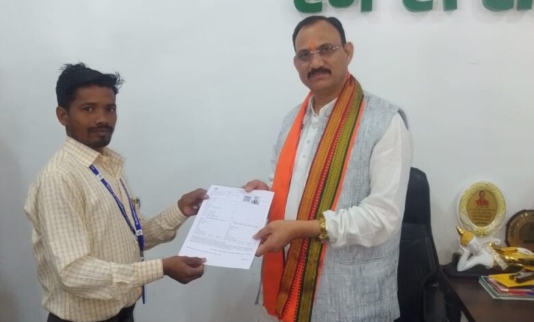 स्वास्थ्य मंत्री श्याम बिहारी जायसवाल को बीएलओ ने सौंपा ईएफ फॉर्म…