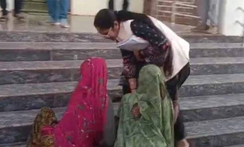 आदिवासी महिला बोलीं — मैडम हमारी जमीन बचा लीजिए, नहीं तो मैं जान दे दूंगी, तहसीलदार कार में बैठकर निकल गए