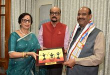 राज्यपाल रमेन डेका ने लोकसभा अध्यक्ष बिड़ला को स्मृति चिन्ह भेंट किया….